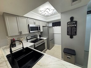 Private kitchen - Fabulous 2-bedroom condo with AC in charming Titusville (Titusville)