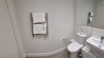 Room, 1 Bedroom, Accessible, Smoking | Bathroom