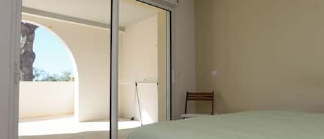 1 habitación, tabla de planchar con plancha y cuna de viaje