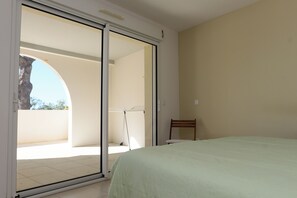 1 bedroom, iron/ironing board, travel cot, free WiFi - Large sunny terrace sea view-Beach walking distance-T2 air conditioning, parking (La Londe-les-Maures)