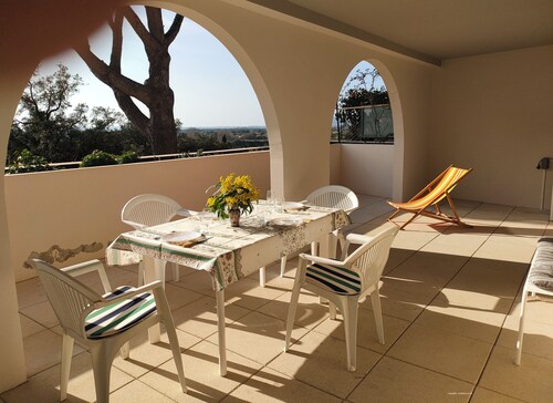 Large sunny terrace with sea view - Argentière beach within walking distance - T2 air conditioning, parking