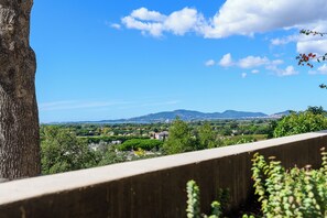 Property grounds - Large sunny terrace sea view-Beach walking distance-T2 air conditioning, parking (La Londe-les-Maures)