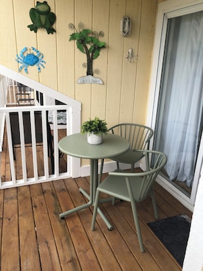 Outdoor dining - Charming condo in gorgeous Destin perfect for your beach getaway (Destin)