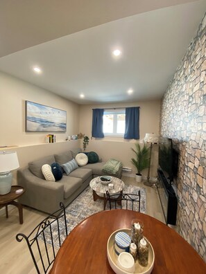 Smart TV, fireplace, books - NEW 2 bedroom, (queens)  1 bathroom VRBO, comfy & serene. “ASPEN’s Suite Escape” (Saskatoon)
