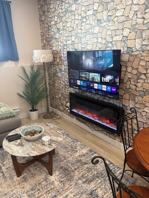 Smart TV, fireplace, books - NEW 2 bedroom, (queens)  1 bathroom VRBO, comfy & serene. “ASPEN’s Suite Escape” (Saskatoon)