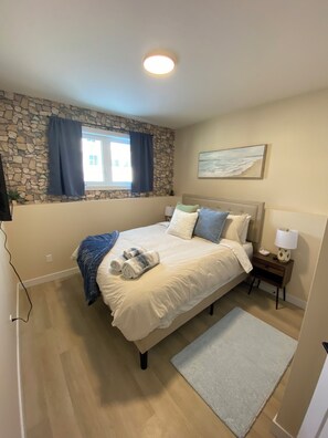 Room - NEW 2 bedroom, (queens)  1 bathroom VRBO, comfy & serene. “ASPEN’s Suite Escape” (Saskatoon)