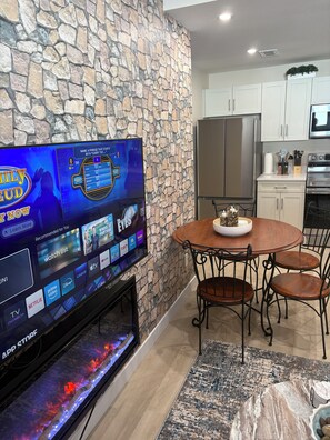 Dining - NEW 2 bedroom, (queens)  1 bathroom VRBO, comfy & serene. “ASPEN’s Suite Escape” (Saskatoon)