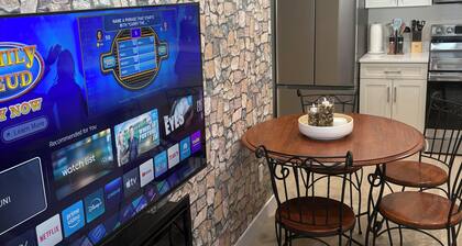 NEW 2 bedroom, (queens) 1 bathroom VRBO, comfy & serene. “ASPEN’s Suite Escape”