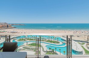 Een resort met een zwembad, strand en uitzicht op de oceaan.