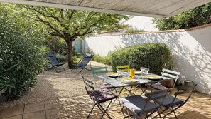 Outdoor dining - Charming house just steps from the central market (LE BOIS PLAGE EN RE)