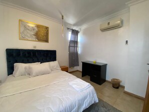 3 bedrooms, iron/ironing board, Internet, bed sheets - Spacious 3-bedroom apartment with AC in charming Ikoyi Lagos (Lagos)