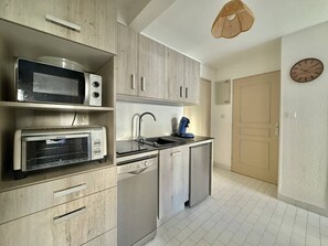 Fridge, microwave, cookware/dishes/utensils - CAP D'AGDE - Plage Richelieu // Réf 0191 (CAP D'AGDE)