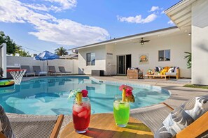 Utomhuspool och uppvärmd pool