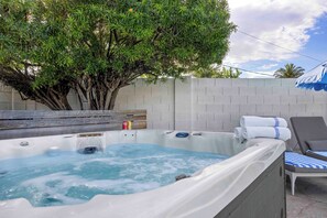Outdoor spa tub - Scottsdale 4 BR Retreat w/ Pool, Fire Pit, Pool Table, Shuffle board, BBQ (Scottsdale)