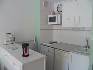 Fridge, cookware/dishes/utensils - CAP D'AGDE - Plage Richelieu / Réf 150 (CAP D'AGDE)