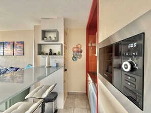 Refrigerador, microondas y utensilios de cocina 