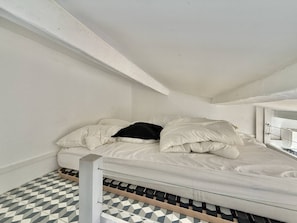 A small, white, single-bed room with a geometric-patterned floor and a metal bed frame. - CAP D'AGDE - Plage de la Roquille // Réf 0131 (CAP D'AGDE)