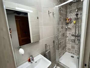 Shower, hair dryer, toilet paper - 4TOAU8-1 Typical apartment Faubourg (COLLIOURE)