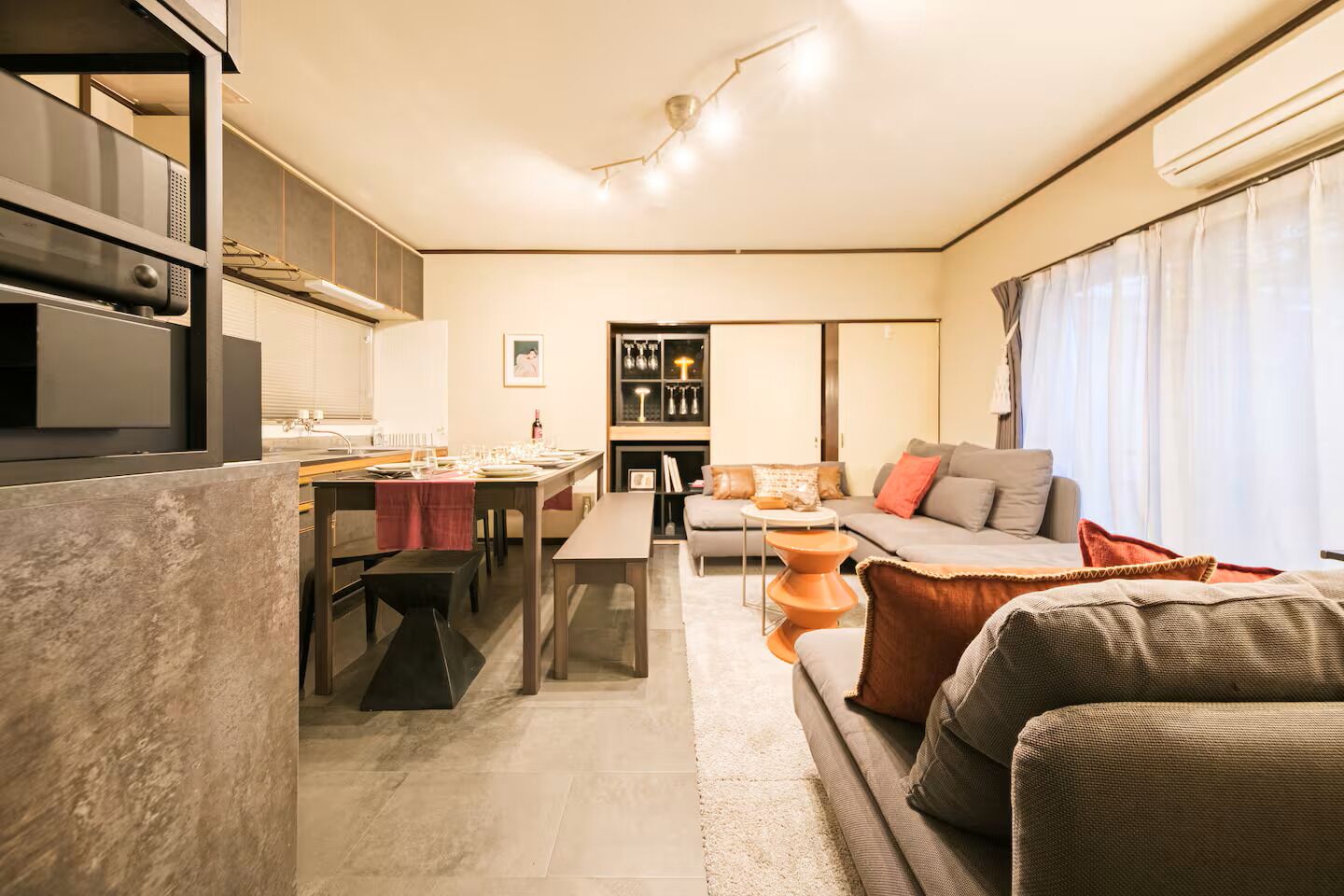Un intérieur moderne comprenant une cuisine, un coin repas et un salon.