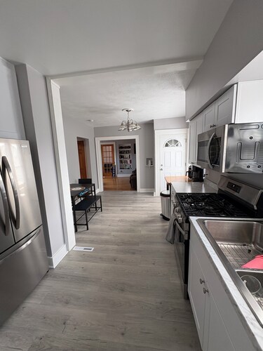 NFL Draft Stay-5 Miles to Acrisure Stadium+Steps from the T: 2-bedroom Apartment