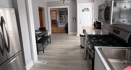 NFL Draft Stay-5 Miles to Acrisure Stadium+Steps from the T: 2-bedroom Apartment