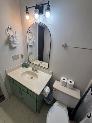Secadora de cabello, bidet, toallas, jabón 