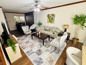 Living area - Walk to Shoppes of Kildaire & Close to Bond Park! (Cary)