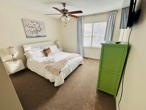 2 bedrooms, Internet, bed sheets - Walk to Shoppes of Kildaire & Close to Bond Park! (Cary)