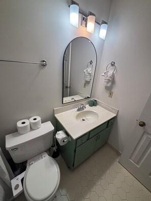 Secadora de cabello, bidet, toallas, jabón 