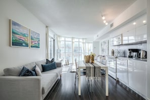 Business Suite, Balcony, City View | Interior