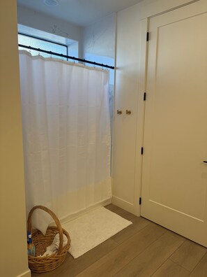 Secadora de cabello, toallas, jabón, papel de baño 