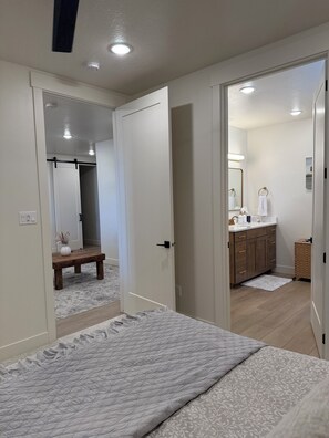 1 habitación, tabla de planchar con plancha, wifi y ropa de cama 