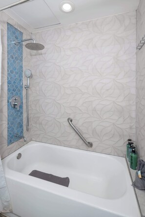 Dusche, Haartrockner, Handtücher, Shampoo