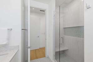 Een douche, handdoeken