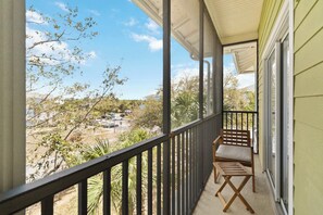 Property grounds - Inviting 3-Bedroom Oasis on top floor (Davenport)