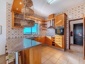 Fridge, oven, cookware/dishes/utensils - Ninho do Mocho by Interhome (Portimão)