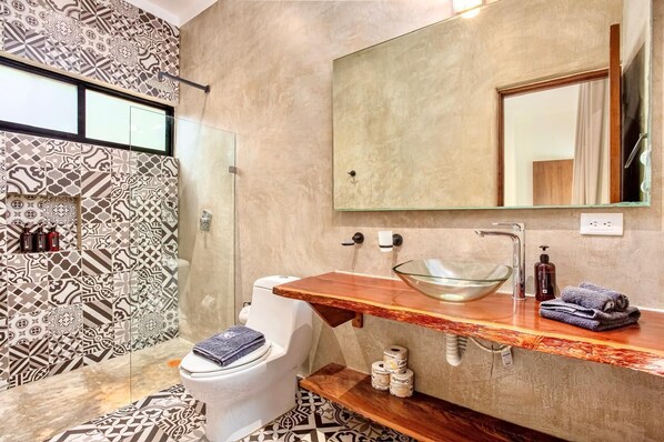 Shower, hair dryer, shampoo - Casa Heaven: Serene Villa with Pool (Tulum)