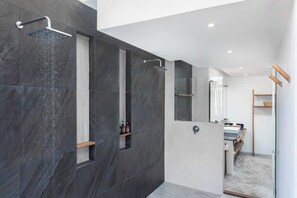 Shower, hair dryer, shampoo - Zazil: Private Pool & Gated Jungle Luxury (Tulum)
