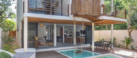 屋外ダイニングエリア