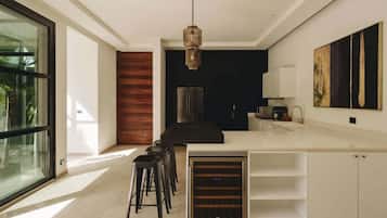 Coffee/tea maker, fridge, microwave, oven