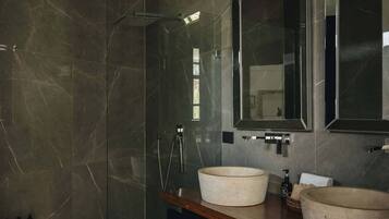 Doccia, asciugacapelli, shampoo