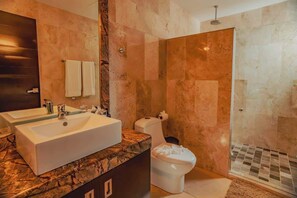 Een douche, een haardroger, shampoo