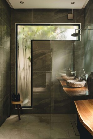 Shower, hair dryer, shampoo - Ethan: Refined Boho Villa with Private Pool (Tulum)