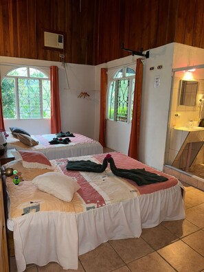 Neljän hengen huone, näköala puutarhaan