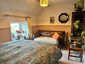 2 bedrooms, iron/ironing board, Internet, bed sheets - Cosy Anglesey Cottage with Estuary Views - Perfect for Walkers & Birdwatchers (Malltraeth)