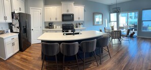 Private kitchen - Stylish 4‑Bedroom Townhome with Hot Tub in Quiet Waterloo Neighborhood (Waterloo)