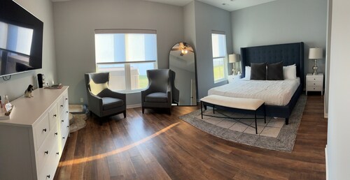 Stylish 4‑Bedroom Townhome with Hot Tub in Quiet Waterloo Neighborhood