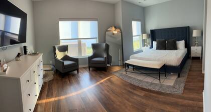 Stylish 4‑Bedroom Townhome with Hot Tub in Quiet Waterloo Neighborhood