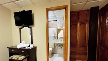 Habitación Confort con 2 camas individuales, no fumadores, Se admiten mascotas | Baño | Ducha, toallas, jabón y champú