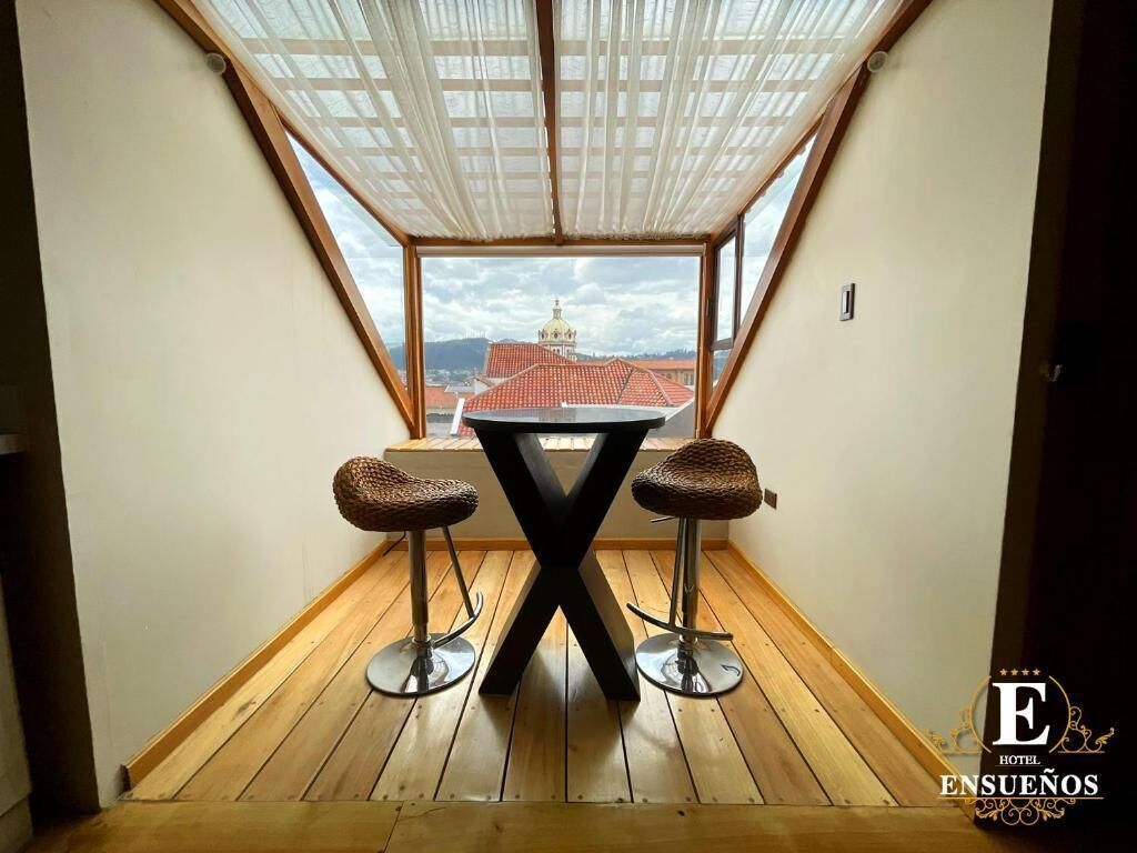 Studiosuite – deluxe, 1 kingsize-seng, kjøkken, byutsikt | Spiseområde